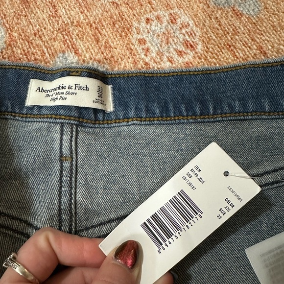 NWT Abercrombie & Fitch The 4” Mom Short High rise shorts size 16 or 33 - Picture 4 of 8